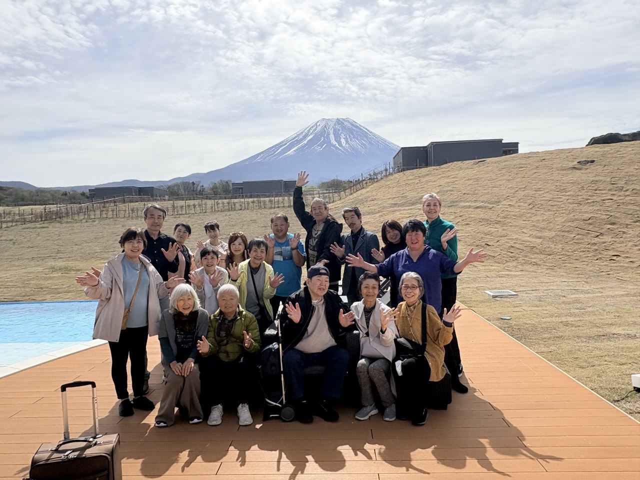富士山を背景に笑顔で集まるJHSCのメンバー